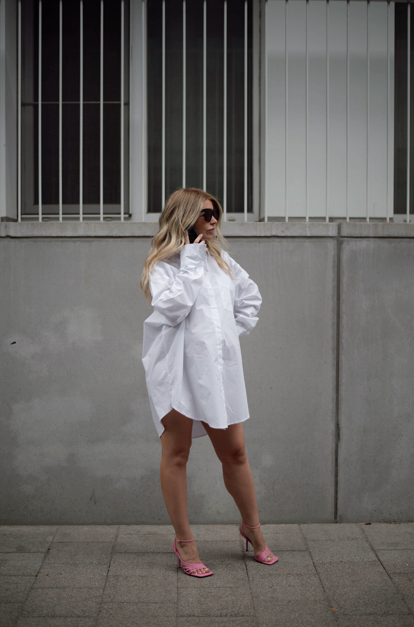 outfit with white oversized shirt pregnancy style